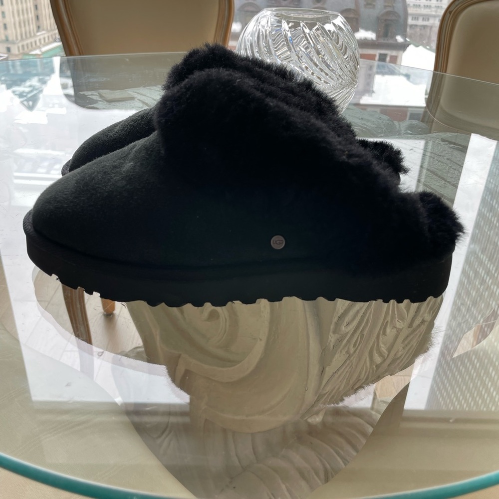 UGG Black sheepskin-Fur Slip-On